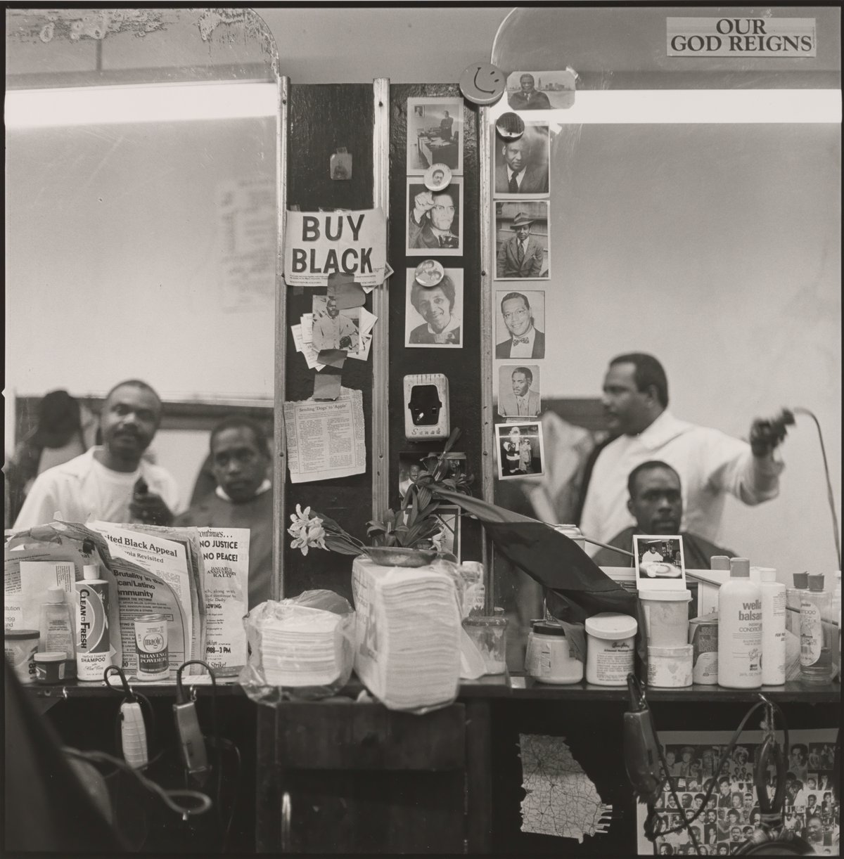 © Jeffrey Henson Scales, Buy Black, 1986–1992 (From series: “House’s Barbershop, Harlem”)